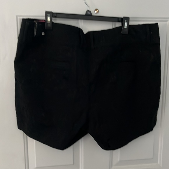 Black lace shorts - Picture 4 of 5